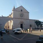 ...erreichen wir die mit rosa Stein vom Monte Subasio 1257 erbaute gotische Basilika Santa Chiara