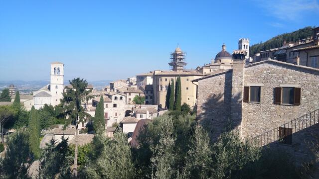 mit dem Blick auf die Dächer von Assisi und den Kirchturm der Abtei San Pietro verlassen wir die Kirche