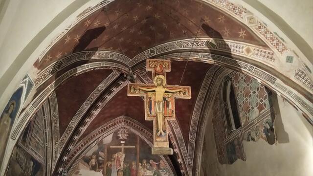 das Holzkreuz ist jenes Kreuz aus San Damiano, von dem herab Christus zu Franziskus gesprochen haben soll