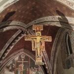 das Holzkreuz ist jenes Kreuz aus San Damiano, von dem herab Christus zu Franziskus gesprochen haben soll