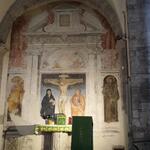 eine kleine Seitenkapelle mit schönen Fresken
