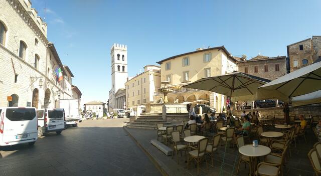 weiter geht es zur Piazza del Comune mit dem Torre del Popolo