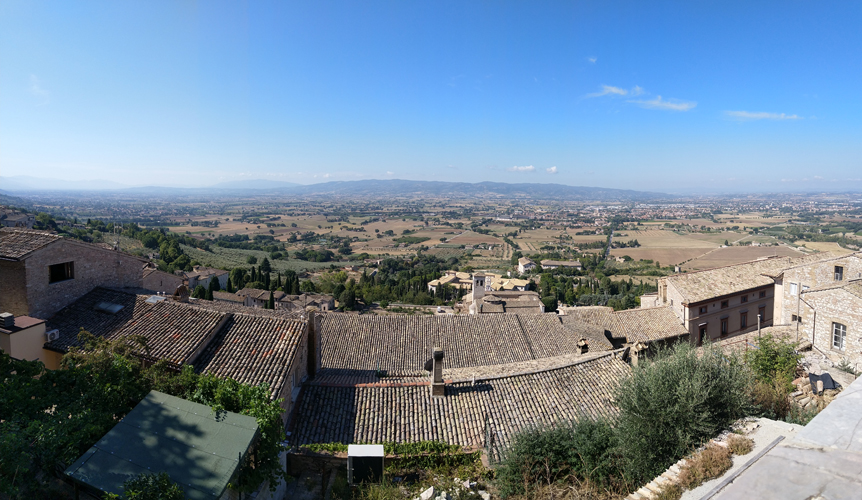 bei einer Aussichtsterrasse geniessen wir das Panorama auf die Ebene mit Blick nach Santa Maria degli Angeli