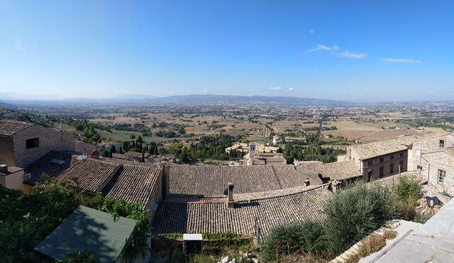 bei einer Aussichtsterrasse geniessen wir das Panorama auf die Ebene mit Blick nach Santa Maria degli Angeli
