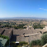 bei einer Aussichtsterrasse geniessen wir das Panorama auf die Ebene mit Blick nach Santa Maria degli Angeli