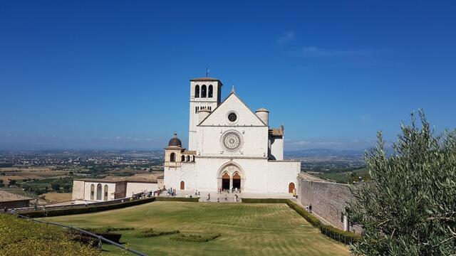 wir erreichen die Basilika San Francesco. Sie ist die Grablegungskirche des heiligen Franziskus von Assisi