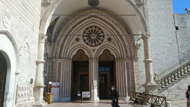 die Unterkirche betritt man durch den Seiteneingang in gotischem Stil