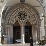 die Unterkirche betritt man durch den Seiteneingang in gotischem Stil