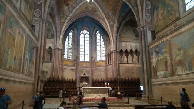 ...erreichen wir die Oberkirche. Sie gilt mit den Fresken von Giotto, als schönsten Raum der italienischen Kunstgeschichte