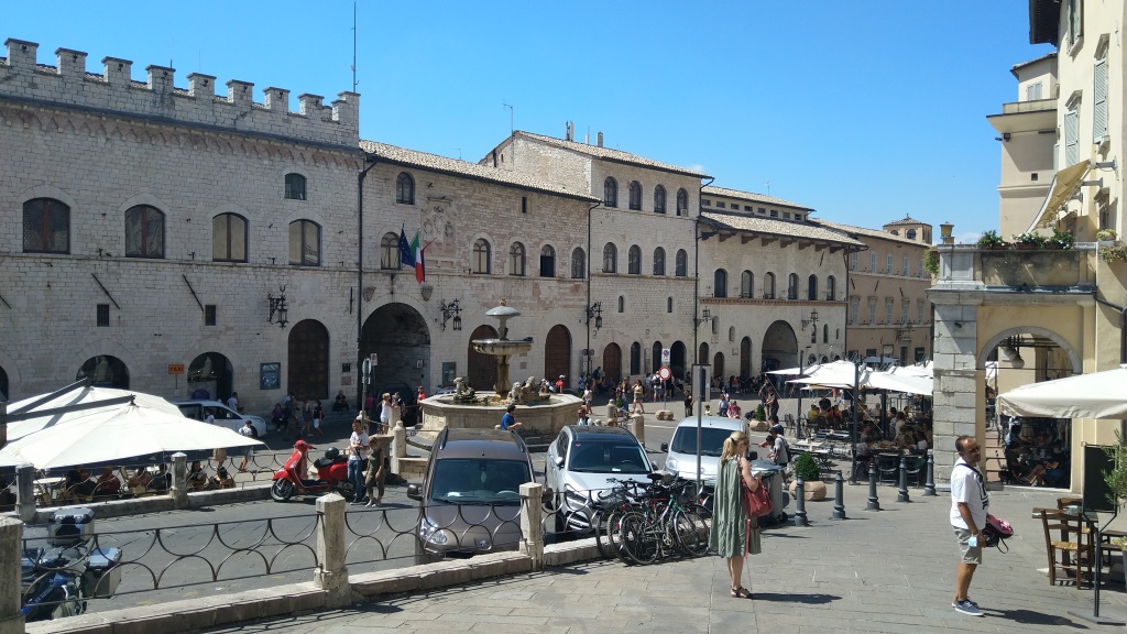 die schöne Piazza del Comune...