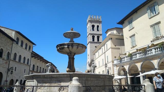 ...mit Brunnen und Torre del Popolo