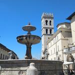...mit Brunnen und Torre del Popolo