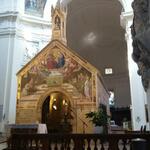 die Basilika wurde um die Portiunkula-Kapelle (Sterbekapelle des hl. Franziskus) gebaut