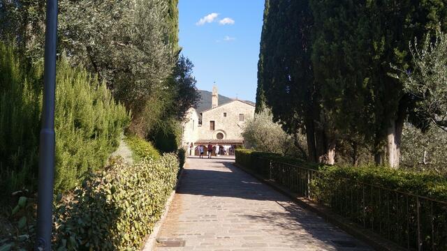 die Kirche und Konvent San Damiano ist ein Ort der eng mit der Biographie des Franziskus und der Klara von Assisi verbunden ist
