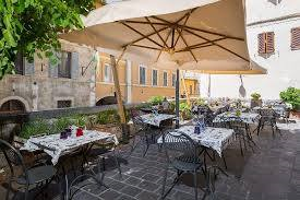 für das Abendessen haben wir ein Tisch draussen auf der Terrasse der Osteria La Piazzetta Dell'Erba reserviert