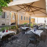 für das Abendessen haben wir ein Tisch draussen auf der Terrasse der Osteria La Piazzetta Dell'Erba reserviert