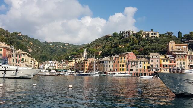 wir blicken auf das wunderschön und malerisch gelegene Portofino