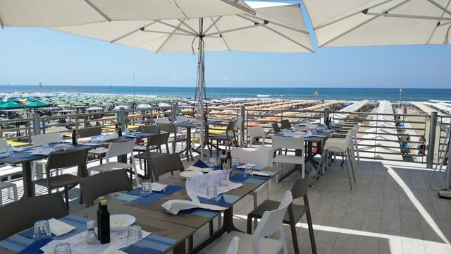 danach gehen wir in einem Restaurant das sich direkt am Strand befindet