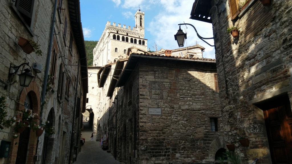 nach dem auspacken laufen wir durch Gubbio. Enge Gässchen und gotische Paläste prägen das Bild