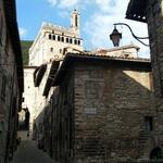 nach dem auspacken laufen wir durch Gubbio. Enge Gässchen und gotische Paläste prägen das Bild