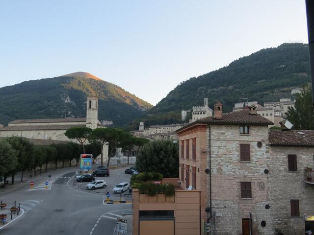 wir öffnen das Fenster und schauen in die Altstadt von Gubbio. Ein wunderschöner Tag kündigt sich an