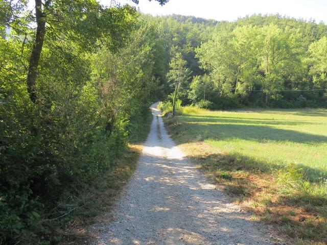 schon nach wenigen Schritten liegt das kleine Dorf hinter uns