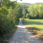 schon nach wenigen Schritten liegt das kleine Dorf hinter uns