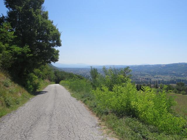 vor uns taucht die Ebene von Gubbio auf