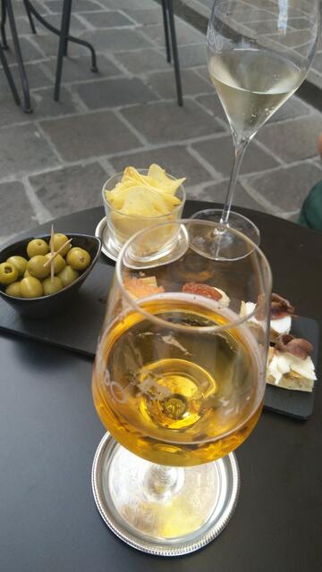 in der Altstadt von Gubbio geniessen wir einen Aperitivo