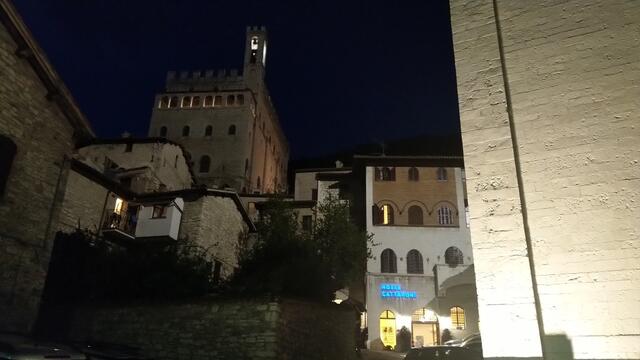 wir blicken hinauf zum Palazzo dei Consoli