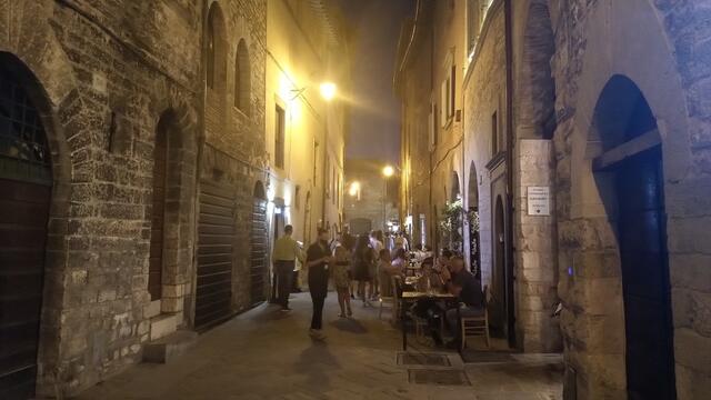 es ist noch viel los in der Altstadt von Gubbio, als wir zum Hotel San Marco zurücklaufen