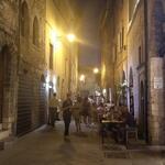 es ist noch viel los in der Altstadt von Gubbio, als wir zum Hotel San Marco zurücklaufen