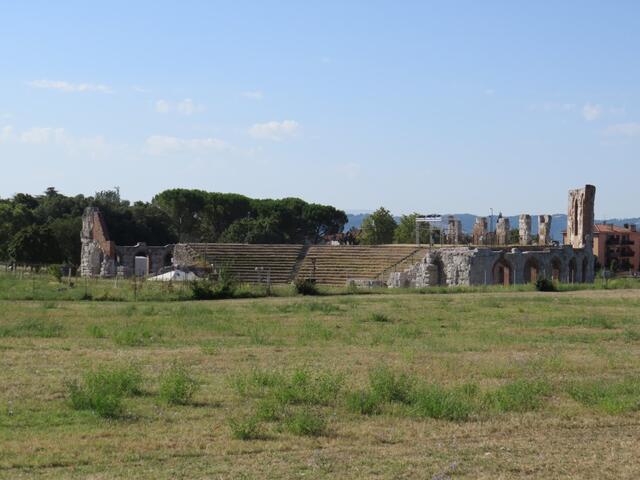 kurz ausserhalb von Gubbio bestaunen wir das römische Amphitheater
