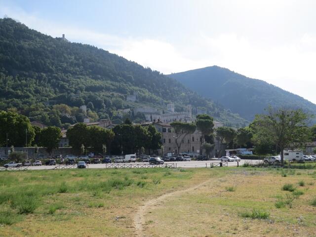 vor uns taucht Gubbio auf, die Stadt aus Stein.