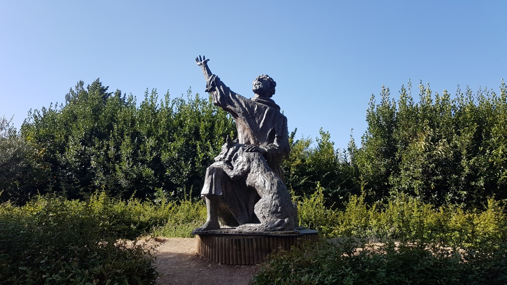 vor der Kirche ist in einer Bronzestatue die Episode mit dem Wolf und San Francesco dargestellt