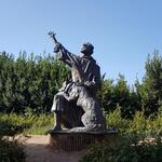 vor der Kirche ist in einer Bronzestatue die Episode mit dem Wolf und San Francesco dargestellt