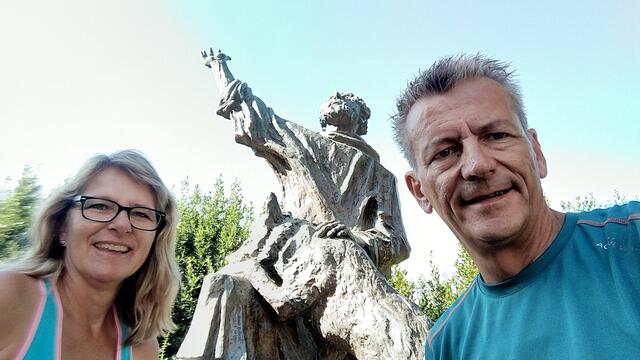 Erinnerungsfoto zusammen mit San Francesco und Wolf