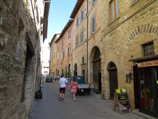 wir laufen durch die schöne Altstadt von Gubbio