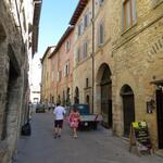 wir laufen durch die schöne Altstadt von Gubbio