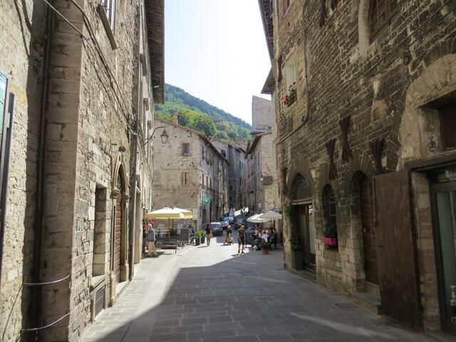 die ganze Stadt wurde im steilen Berghang des Monte Ingino erbaut