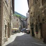 die ganze Stadt wurde im steilen Berghang des Monte Ingino erbaut