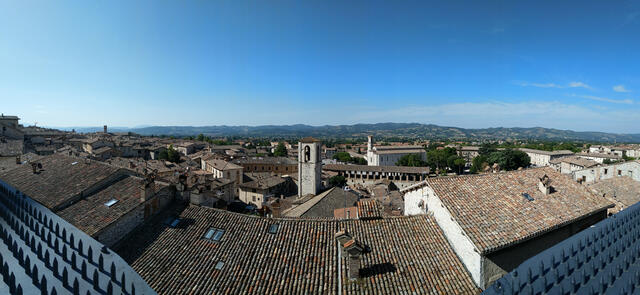 schönes Breitbildfoto Blick über die Dächer von Gubbio. Bei Breitbildfotos nach dem anklicken, immer noch auf Vollgrösse kli