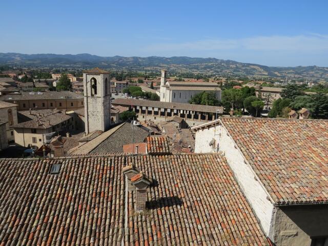 Blick über die Dächer von Gubbio zur Chiesa di San Francesco, Chiesa di San Giovanni Battista und Piazza dei Quaranta Martiri