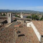 Blick über die Dächer von Gubbio zur Chiesa di San Francesco, Chiesa di San Giovanni Battista und Piazza dei Quaranta Martiri