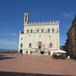 ...und der 1332 erbaute Palazzo dei Consoli erbaut