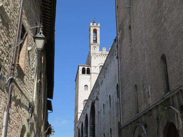 ...und schauen hinauf zum Palazzo dei Consoli