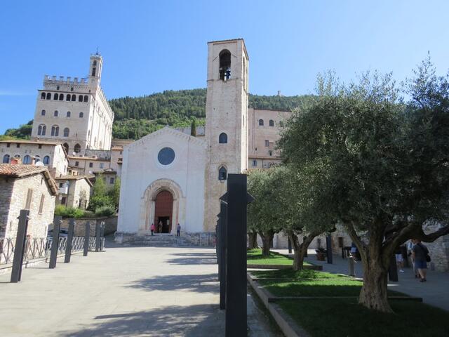 ...was für ein Anblick! Palazzo dei Consoli und Chiesa di San Giovanni Battista