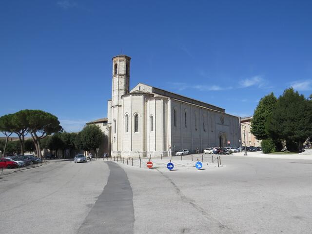 ...erreichen wir die Piazza dei Quaranta Martiri. Auf diesem Platz wurde schreckliche Geschichte geschrieben