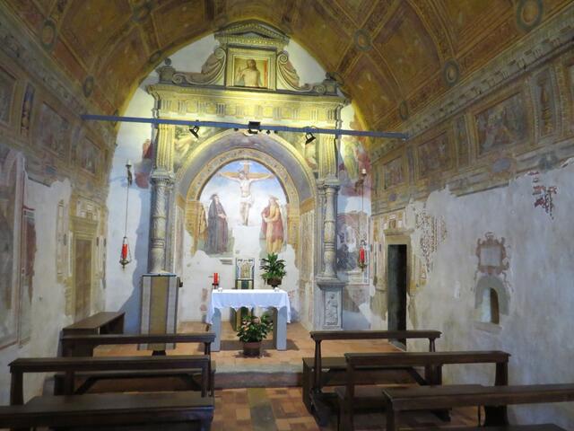 der einschiffige Innenraum der stimmungsvollen Kirche ist mit Fresken aus dem 14.Jhr. ausgemalt
