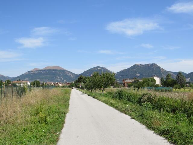 wir blicken zurück Richtung Gubbio und Monte Ingino